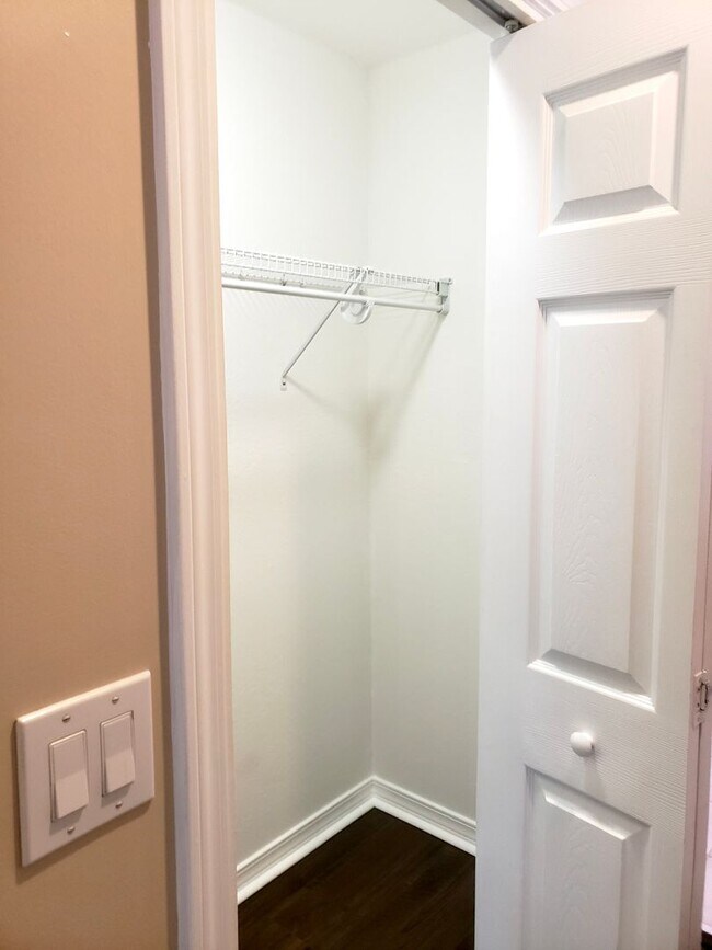 Building Photo - Beautiful home with Swimming Pool in the Hammocks. 4 bedroom 2 bath -Pool lawn service included!!!