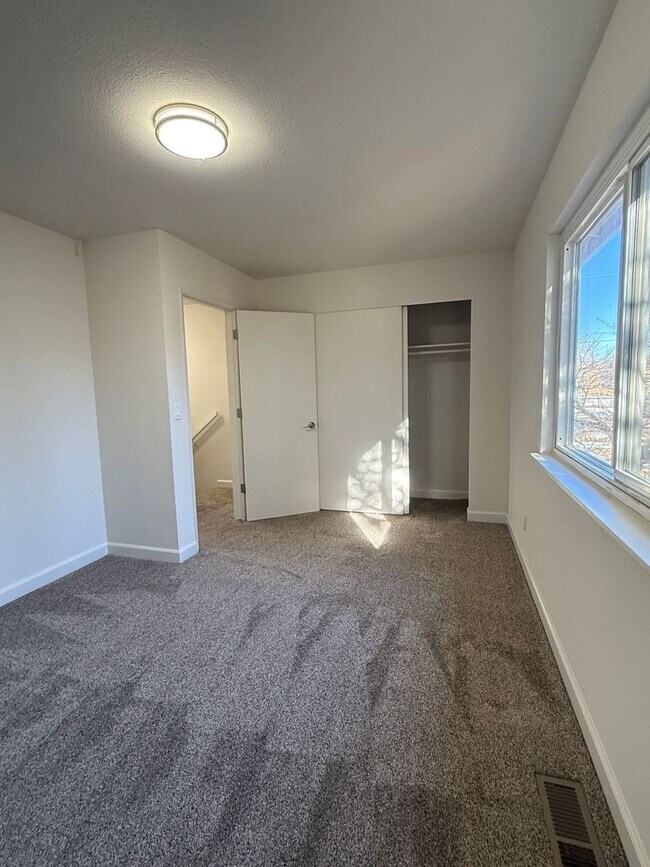 Building Photo - 306 16th St