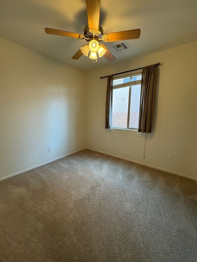 Building Photo - 4 bedroom 2 bath home