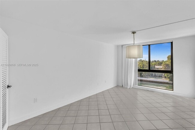 Building Photo - 9800 W Bay Harbor Dr