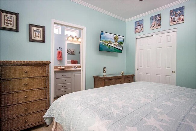 Building Photo - 5031 5th Ave