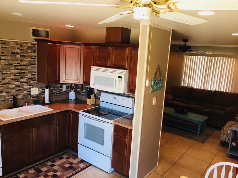 Kitchen w/ new tile backsplash - 1961 Park Terrace Pl