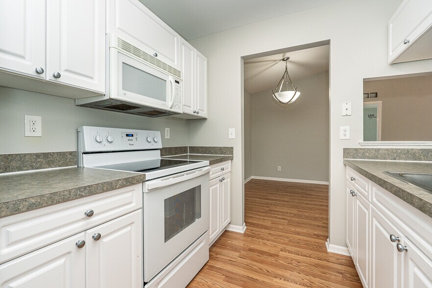 Building Photo - 5681 Pine Aires Dr