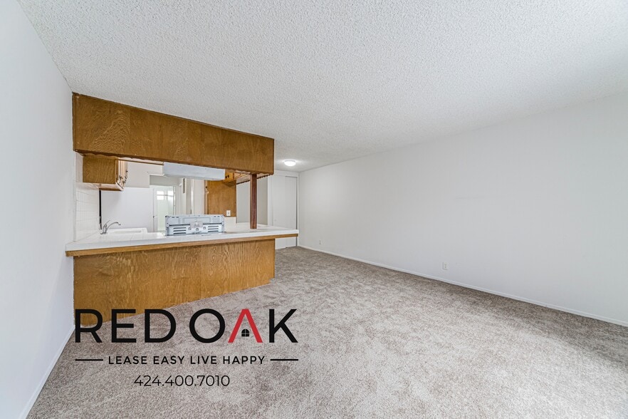 Building Photo - 15000 Moorpark St