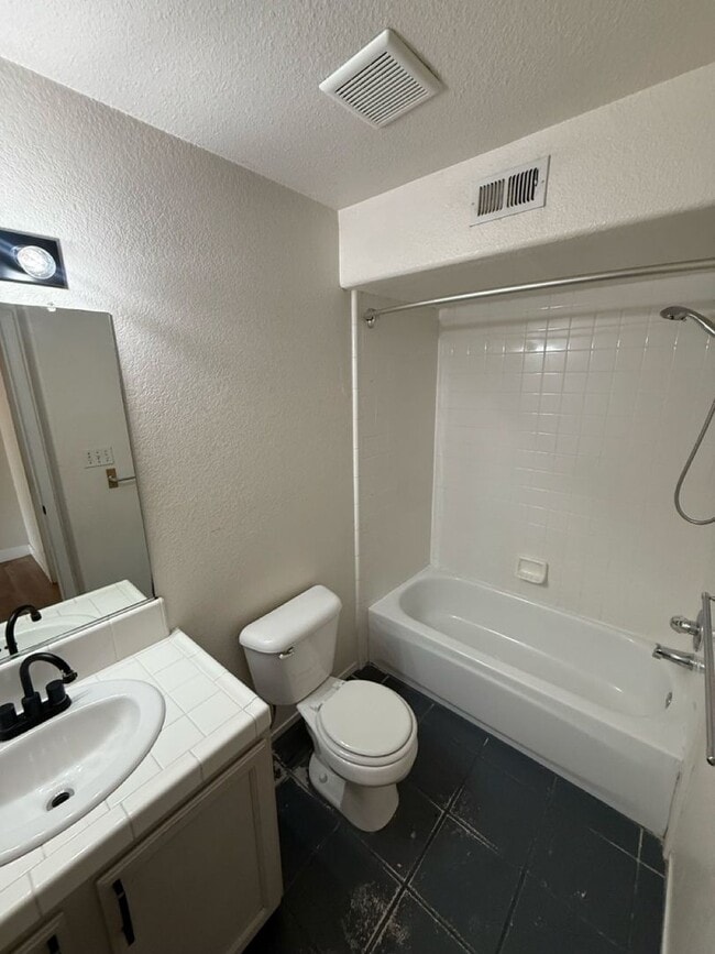 Building Photo - Charming 4-Bedroom Home in the Riverlakes Community