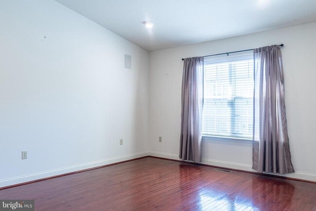 Building Photo - 107 Riverside Dr