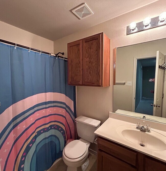 Building Photo - BEAUTIFUL 4 BR/2BTH HOUSE LOCATED IN CIBOL...