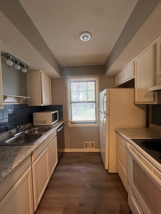 Building Photo - Cozy 2-Bedroom Apartment with Convenient F...