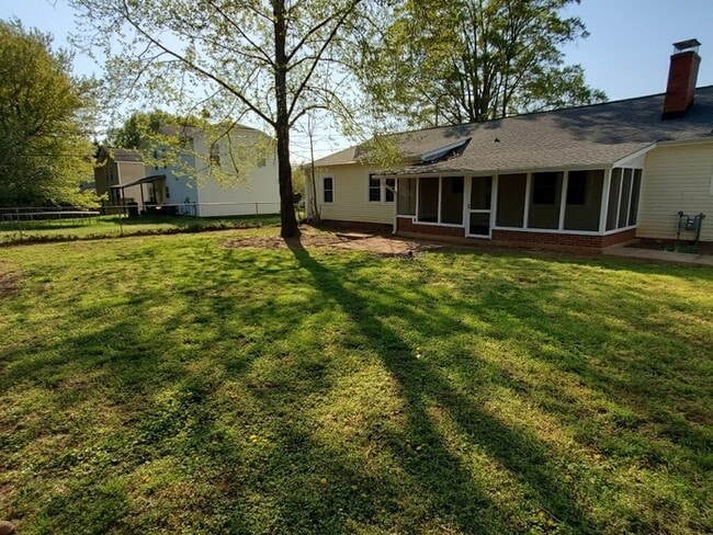 Building Photo - Charming Vintage Ranch, Den, Fireplace, Screened Porch