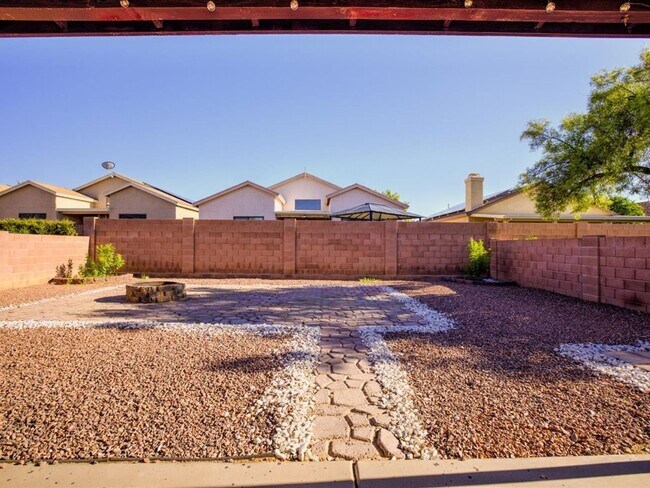 Building Photo - 3 Bedroom 2 Bathroom