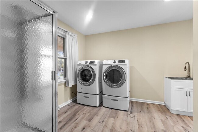 Building Photo - Magnificent 6 bedroom house in desirable Hanover Township!