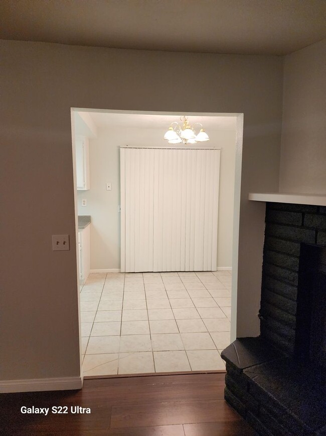 Building Photo - 2 Bedroom 1 Bathroom Apartment with 1 Car ...