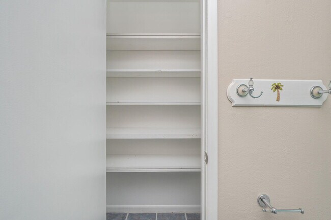 Building Photo - 713 Gibbs Ave