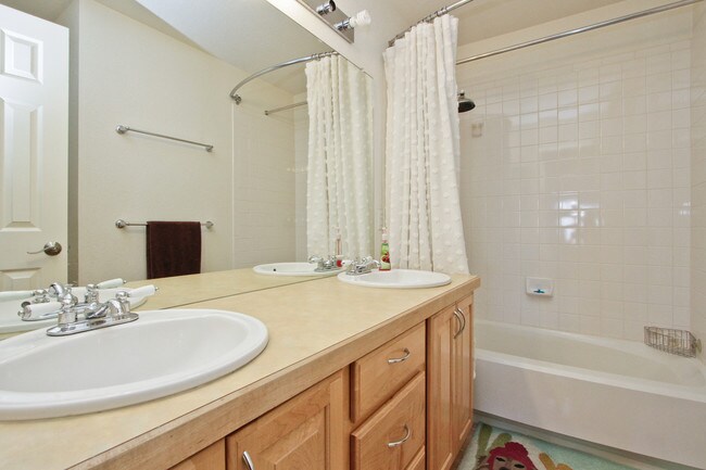 Building Photo - Beautiful 4BD/3.5BA Indian Peaks Home on Golf Course with Views!