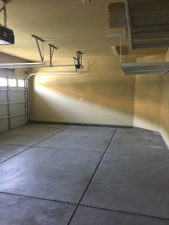 Building Photo - Gorgeous Folsom Home close to shopping,schools, and more!