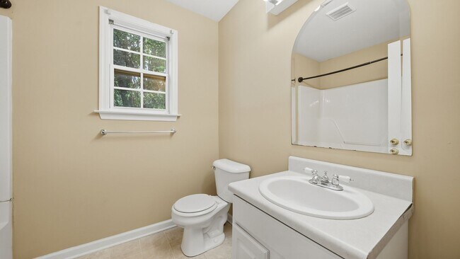 Building Photo - 3 bedroom, 2 bath adorable home in Cleveland!