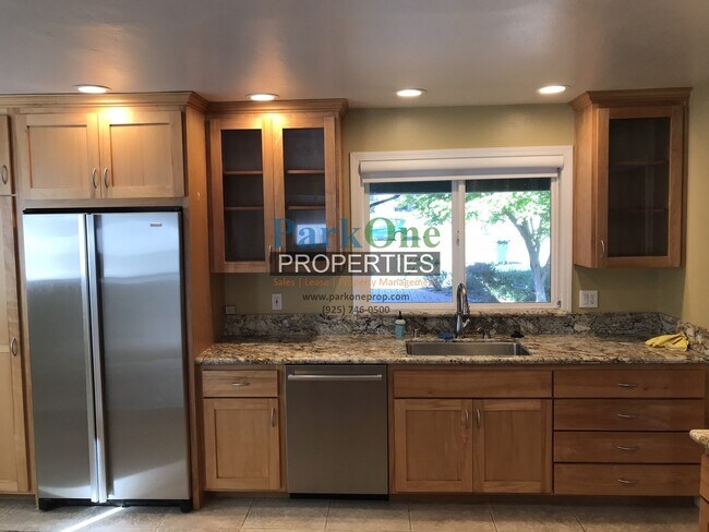 Building Photo - Gorgeous Cul De Sac home in Orinda