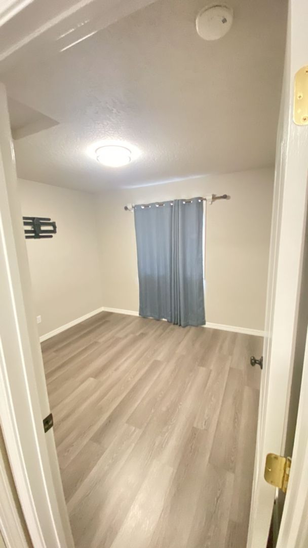 Building Photo - Super Cute Home!