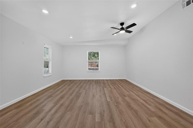 Building Photo - 503 Lakeway Dr