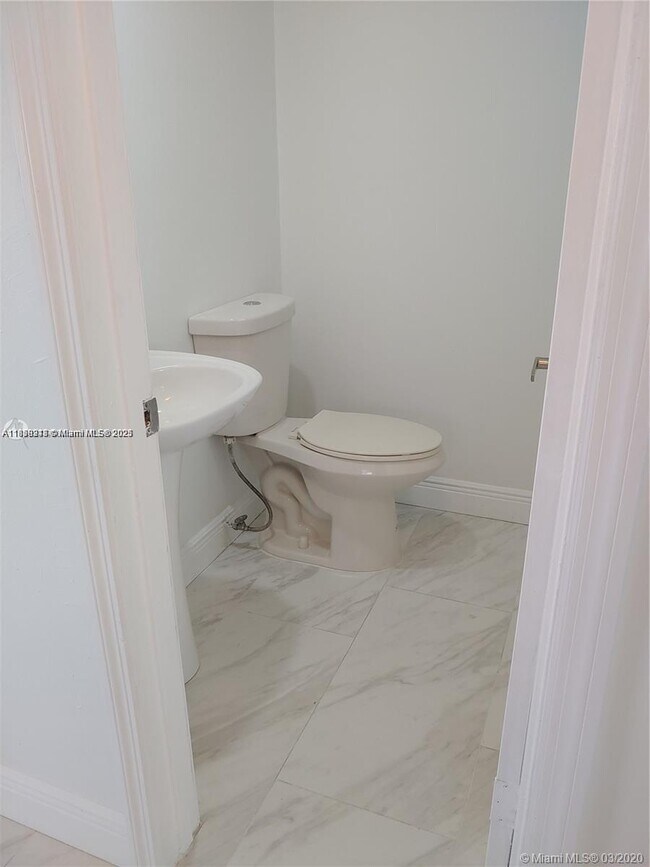 Building Photo - 6424 Collins Ave