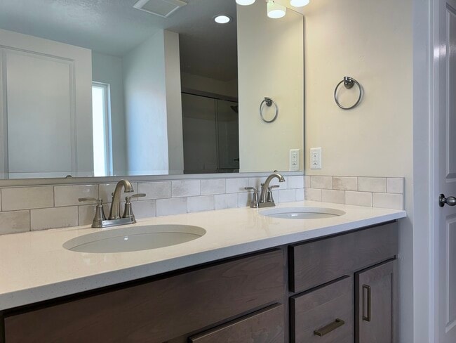 Building Photo - 7565 E Edison St