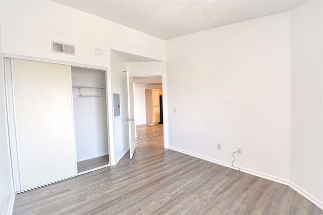 Building Photo - Well-Kept 2 Bedroom Condo with Amazing Views