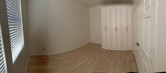 Building Photo - Large 5 bedroom / 2.5 Bathroom Perris Home