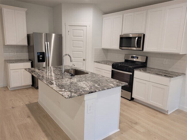 Building Photo - 4947 Oakwood Dr