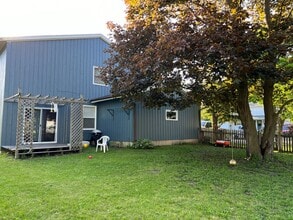 Building Photo - 3 Bedroom home with garage, laundry and fenced yard!