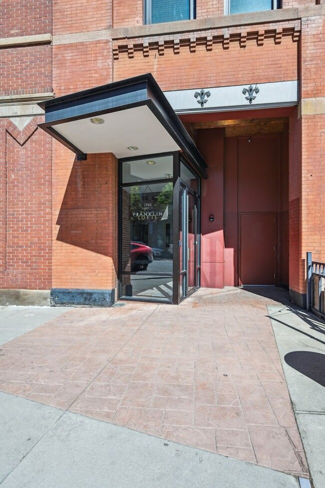 Building Photo - Open floor living at its best! 1 BR/2 BA l...