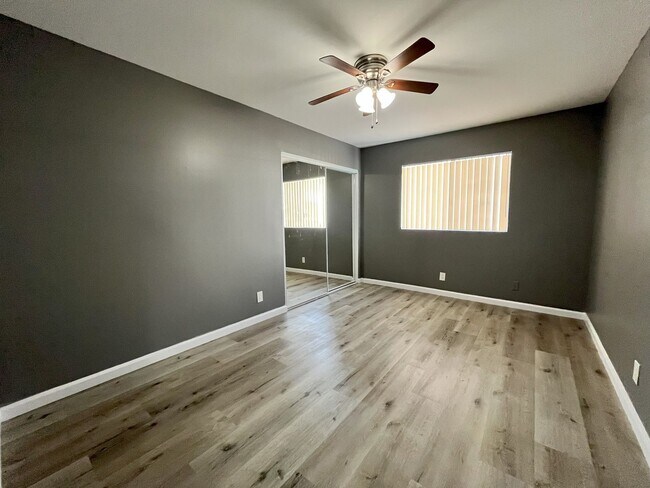Building Photo - LARGE 2 BEDROOM 1 BATH UPSTAIRS UNIT WITH ...