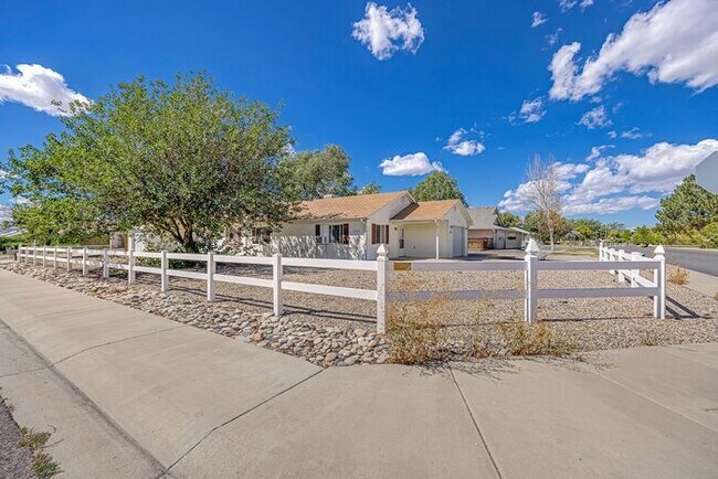 Building Photo - Bright, Comfortable & Move-In Ready – Rambling Acres Unit A