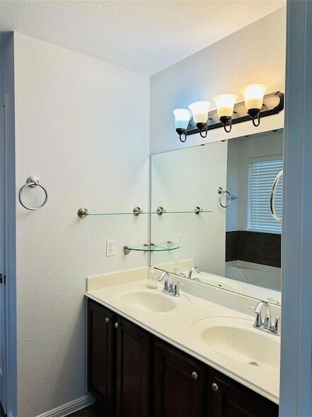 Building Photo - 2800 Canyon Valley Run