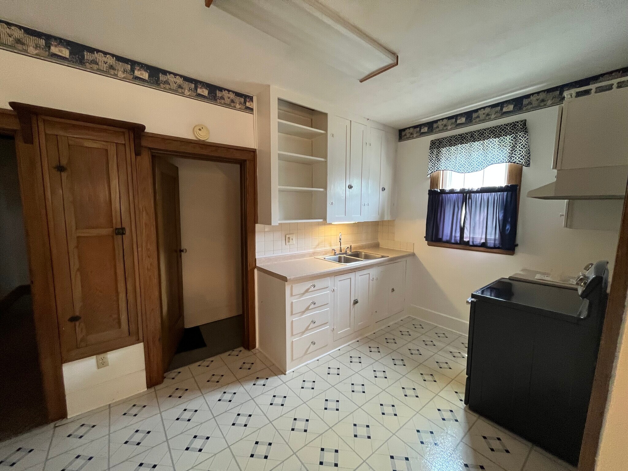 Kitchen - 225 E Allen St