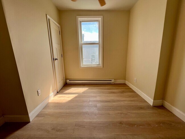 Building Photo - Newly Renovated 3-Bedroom Townhome in Fairhill! Available NOW!