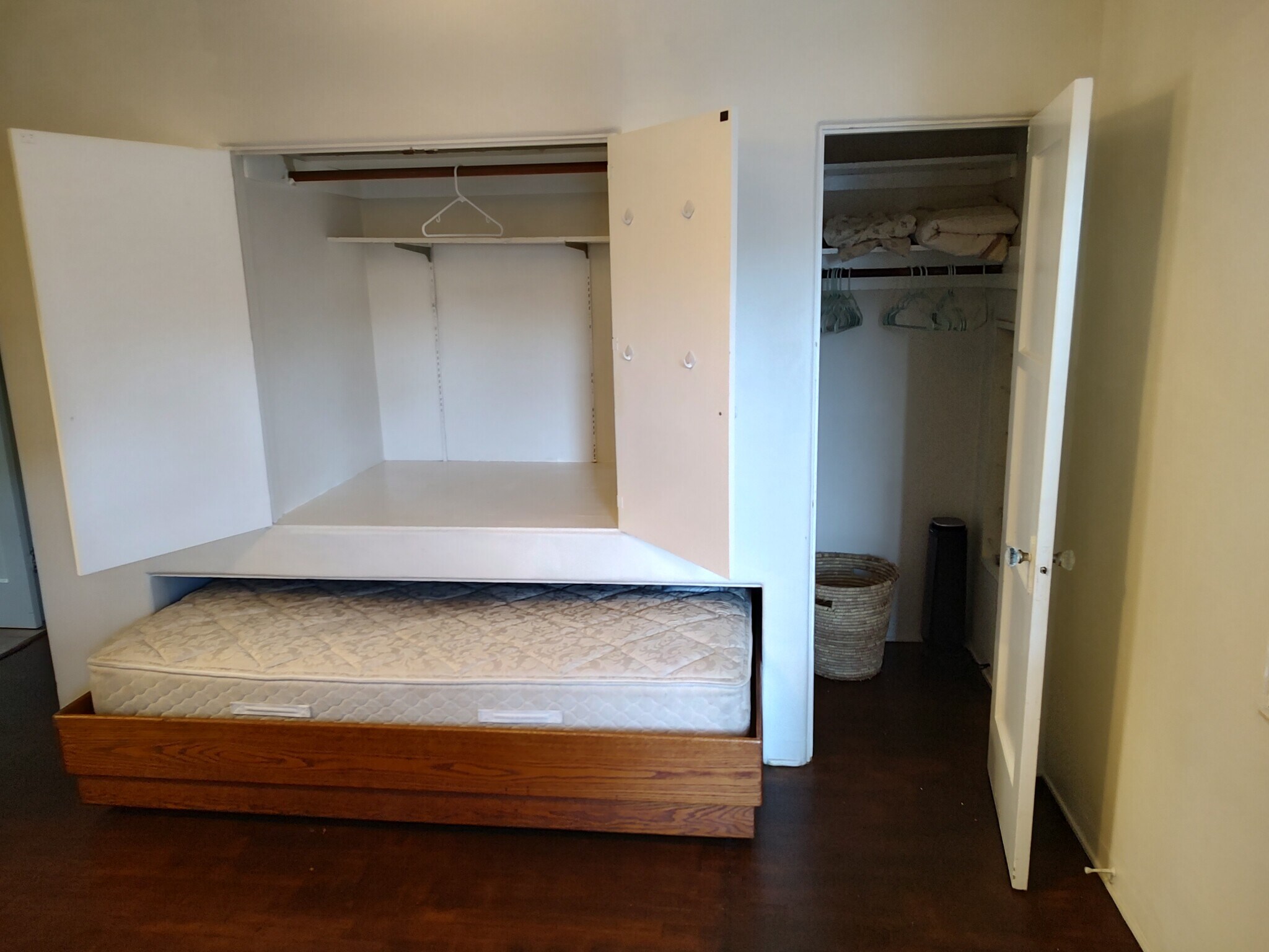 Plenty of interior storage, walk-in closet, queen bed - 828 Island Ct