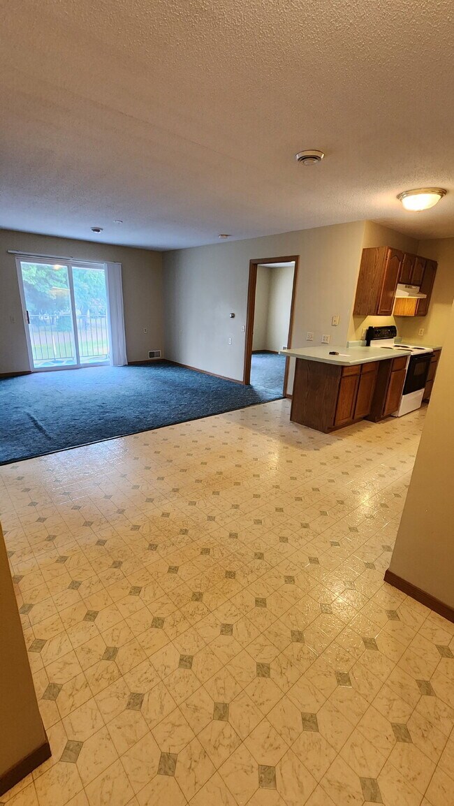 Building Photo - 2 Bedroom, 1 1/2 Bathroom Apartment With A/C & Garage - Available Now!