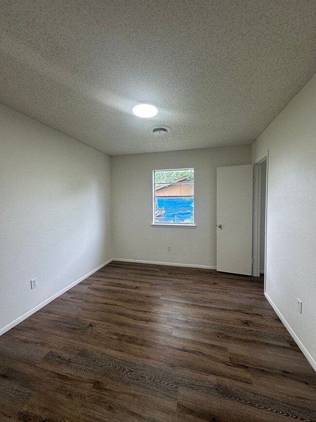 Building Photo - $1300 move-in special