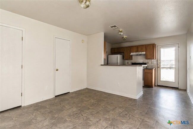 Building Photo - 102 E Robin Ln