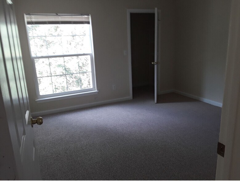 Second bedroom with walk-in closet - 100 Kensington Blvd
