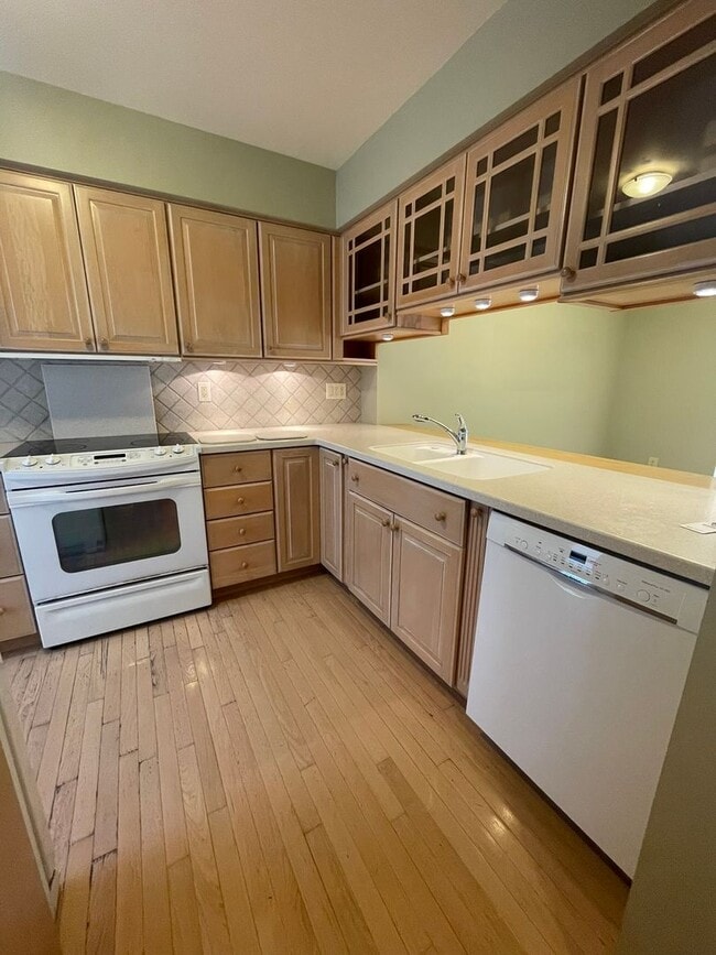 Building Photo - Updated End-Unit Condo in Earhart Village – Prime Location!