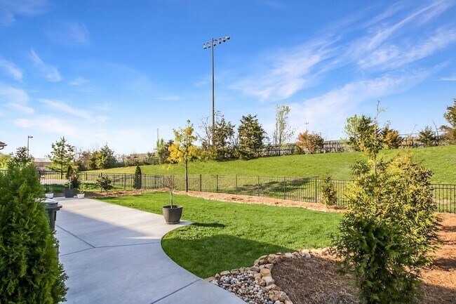 Building Photo - 647 Sire Ave