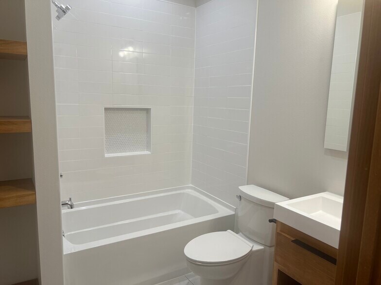 Main Bathroom - 324 9th St
