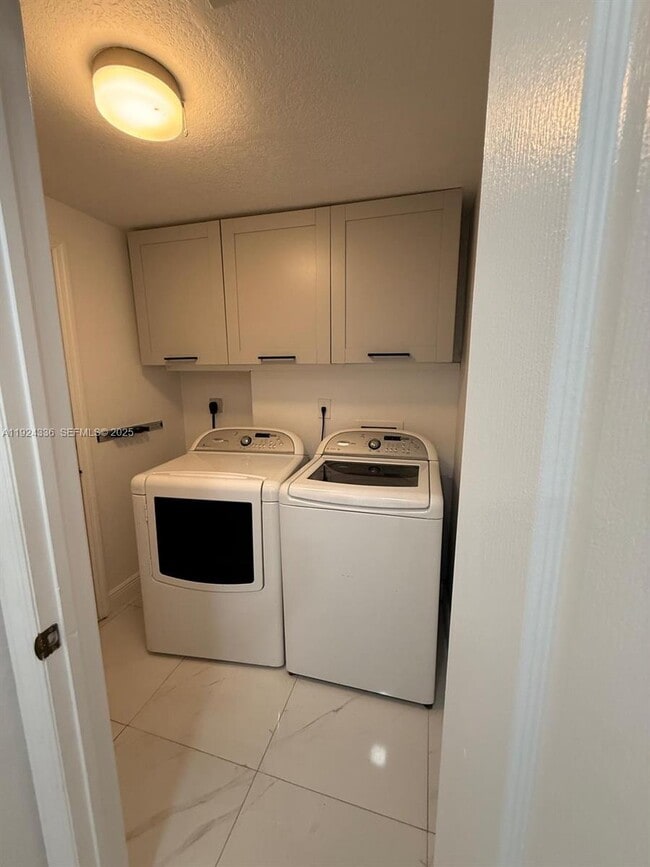 Building Photo - 5543 NW 112th Pl