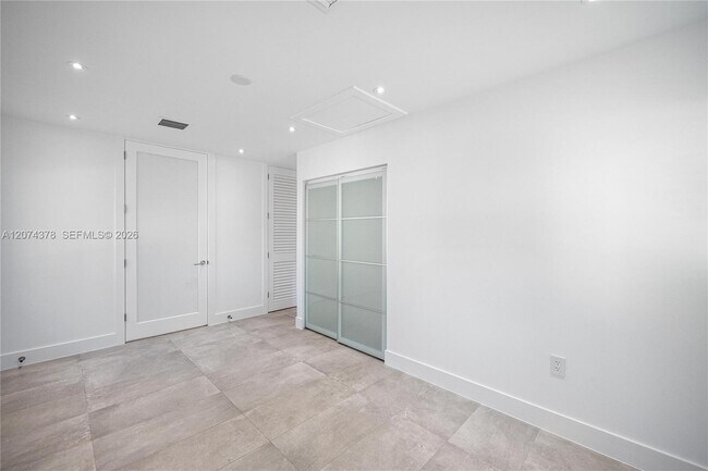 Building Photo - 5801 SW 44th Terrace