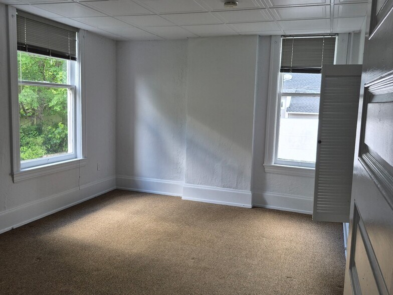 Building Photo - 516 N D St