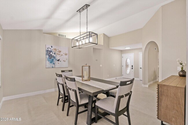 Building Photo - 2735 N Diego Cir