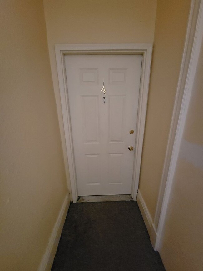 Building Photo - AVAILABLE JULY - 1 BEDROOM/1 BATHROOM CENT...