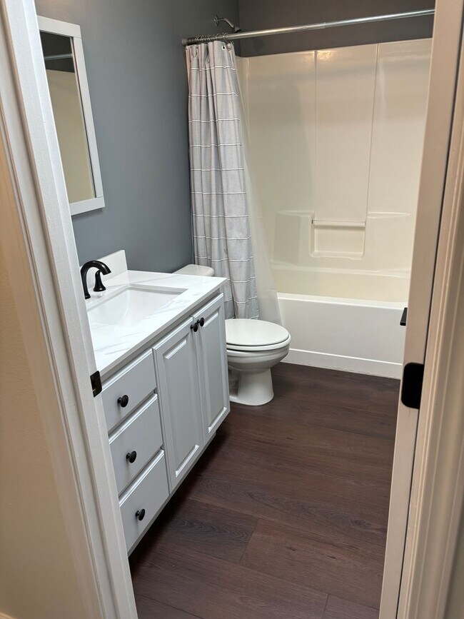Building Photo - 4 Bed Home 20 Minutes From Mt. Bachelor