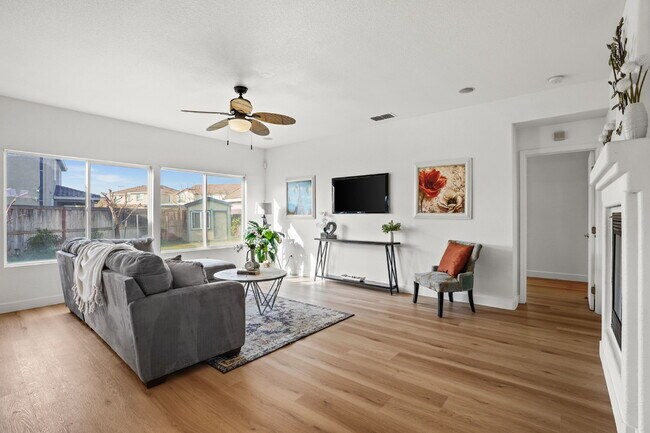 Building Photo - Charming 3-Bedroom Home with Pool